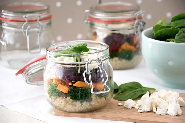 Verschiedene eingekochte deutsche Mittagessen in Gläsern für die Vorratshaltung