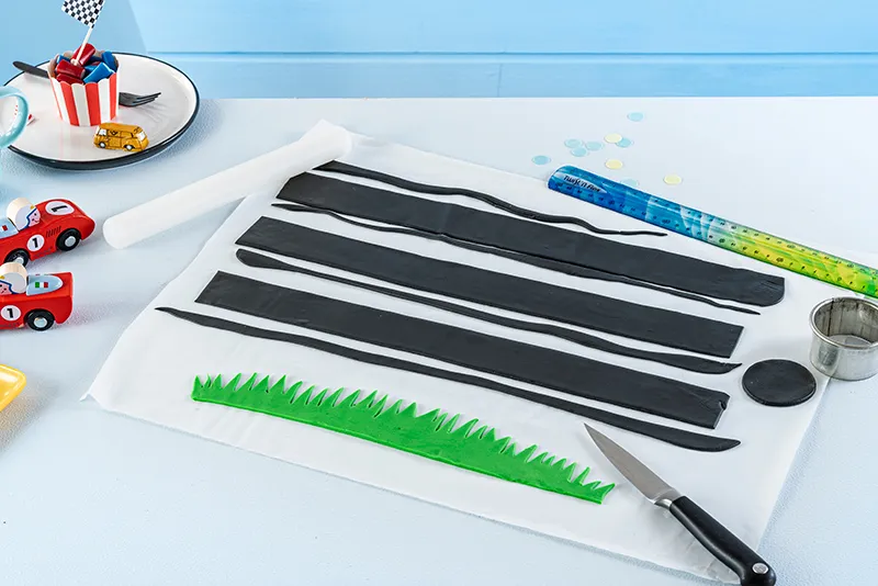 Verschiedene Fondant-Elemente für die Kuchendekoration vorbereiten