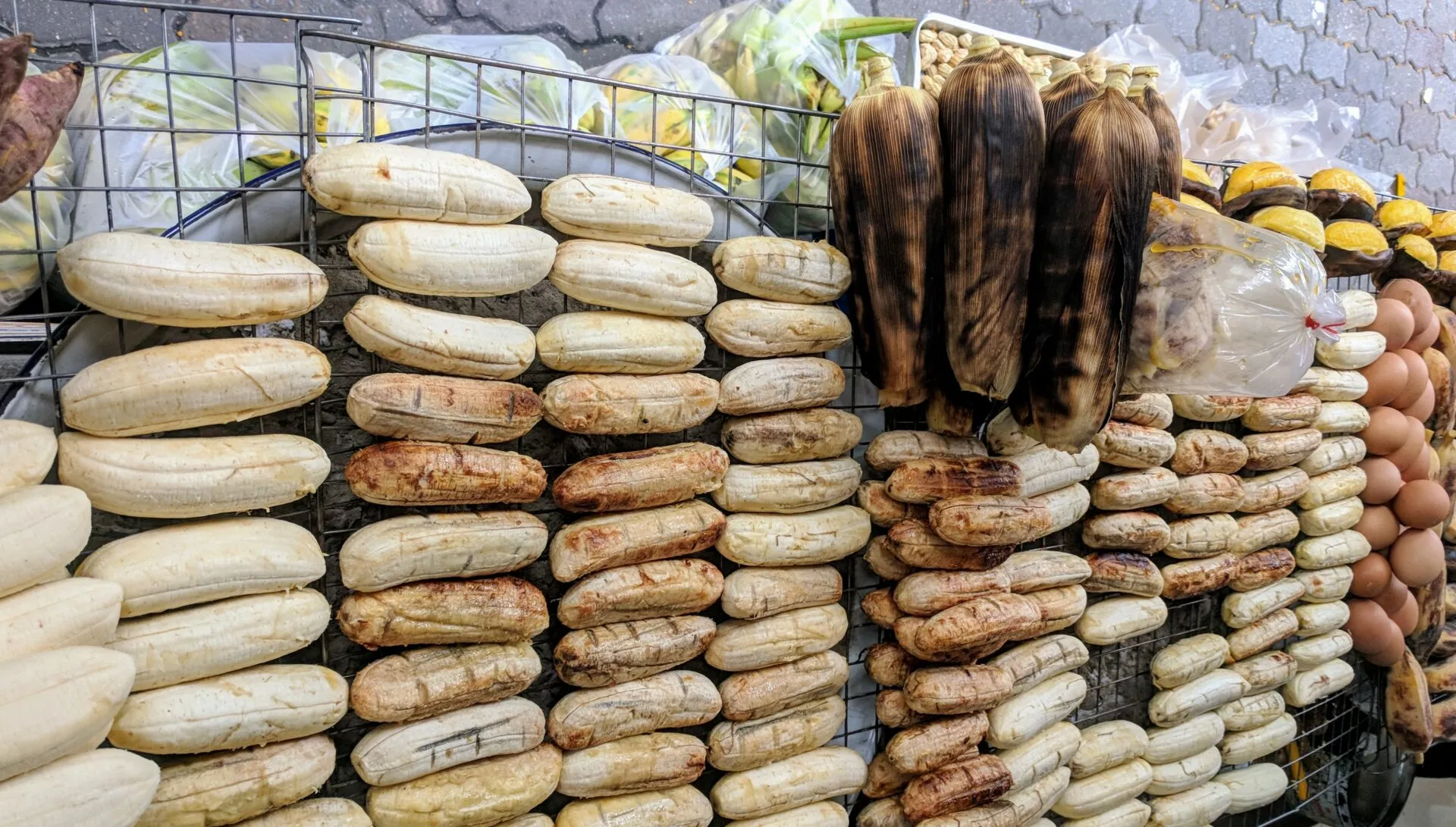 Verschiedene gegrillte Speisen von einem Thai-Streetfood-Stand