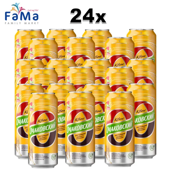 Verschiedene Kwas-Flaschen in einem Supermarktregal, mit Fokus auf eine Marke.