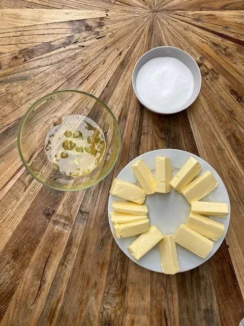 Verschiedene Osterschokoladen und ein großes Schokoladenei als Topping für die festliche Ostertorte