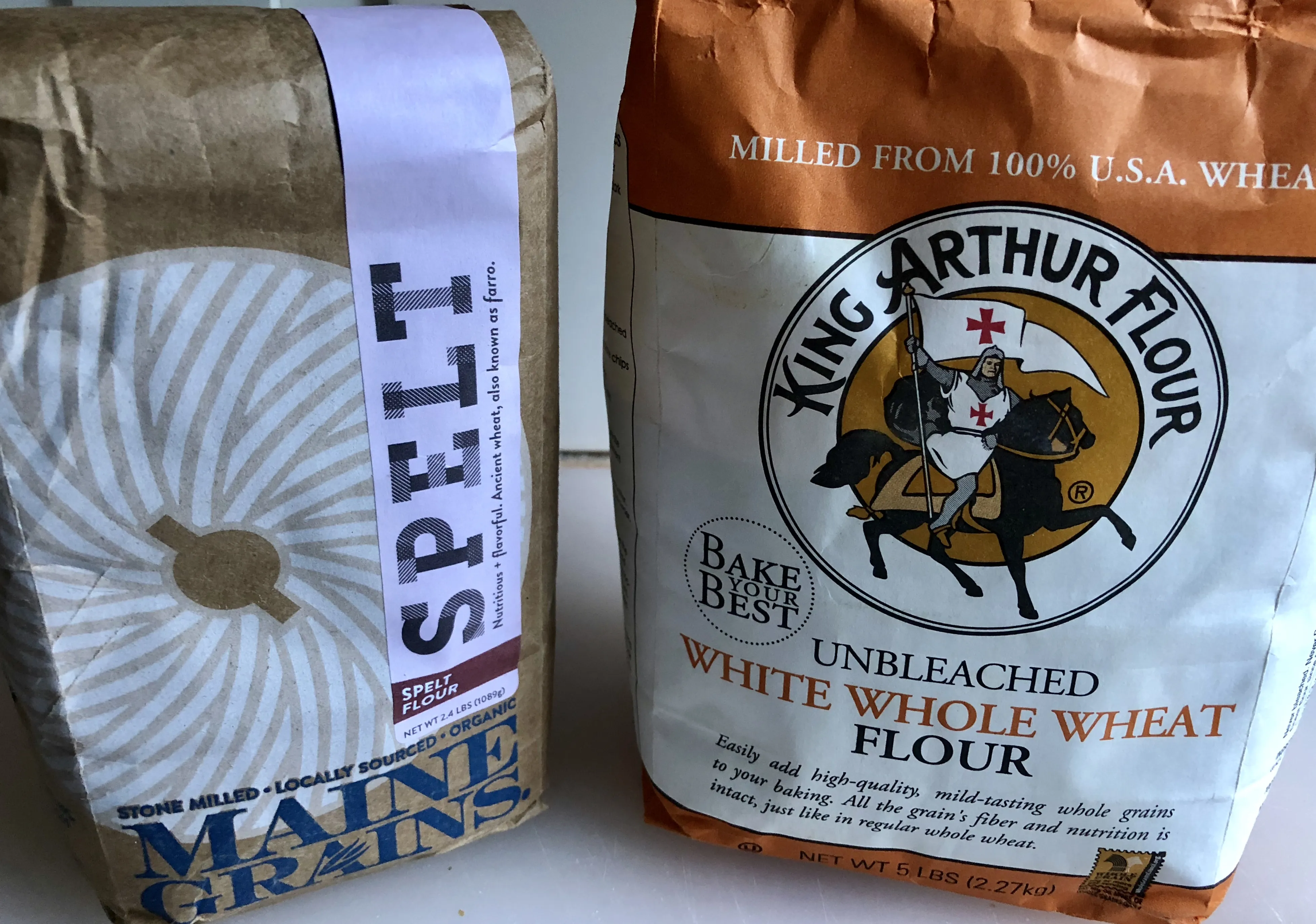 Verschiedene Packungen von Dinkelmehl (Spelt) und hellem Vollkornweizenmehl (White Whole Wheat Flour), wichtige amerikanische Backzutaten für spezielle Rezepte.