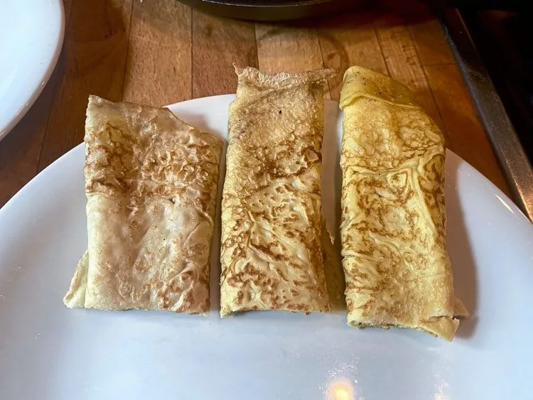 Verschiedene Palatschinken auf einem Teller