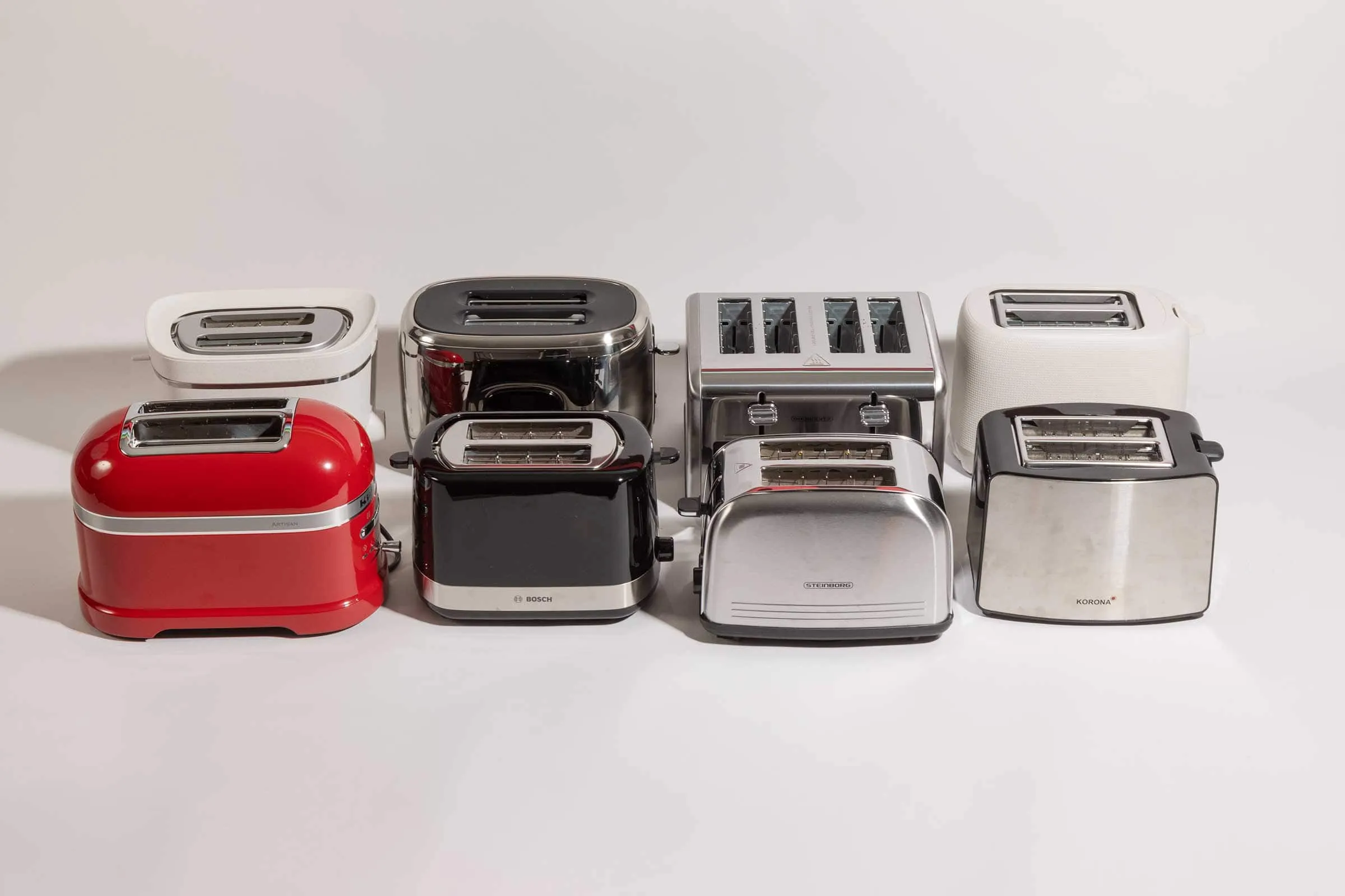 Verschiedene Toaster-Modelle im Gruppenbild, bereit für den Test