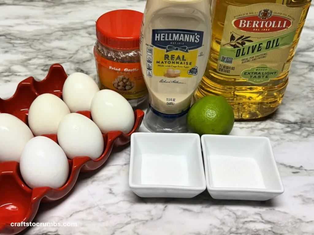 Verschiedene Zutaten für ein cremiges Salatdressing