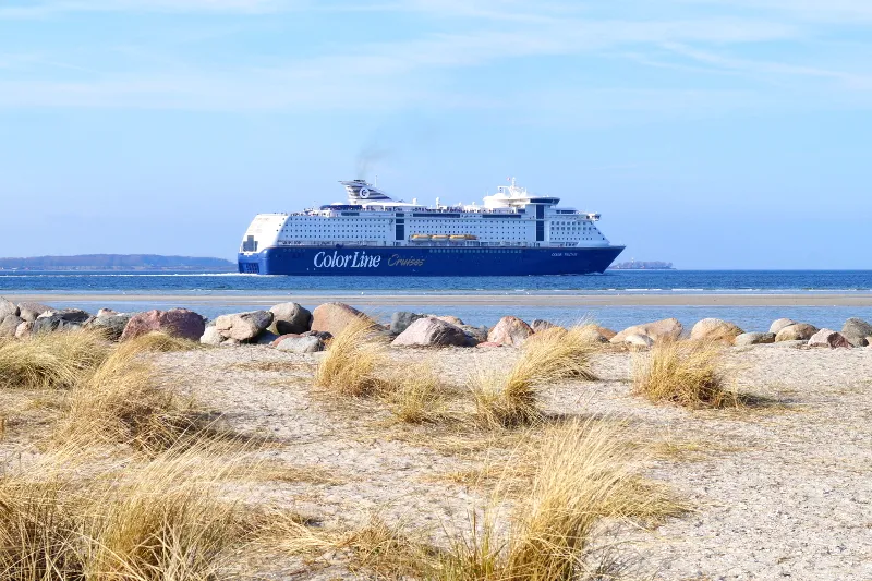 Verschneiter Strand an der Ostsee bei Laboe, ein Kontrast zum warmen Winterurlaub in der Ostseetherme
