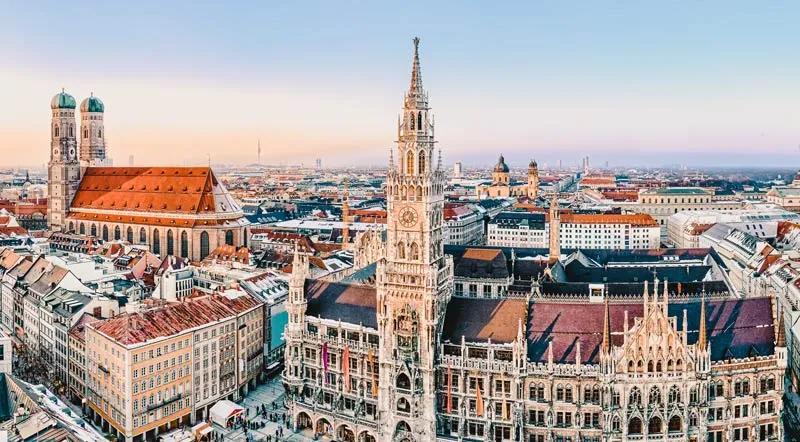 Verschneites Schloss Neuschwanstein in den bayerischen Alpen, ein malerisches Reiseziel im März