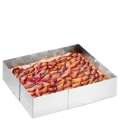 Verstellbarer Backrahmen UNO von GEFU um einen goldbraunen Pflaumenkuchen, ideal für Blechkuchen