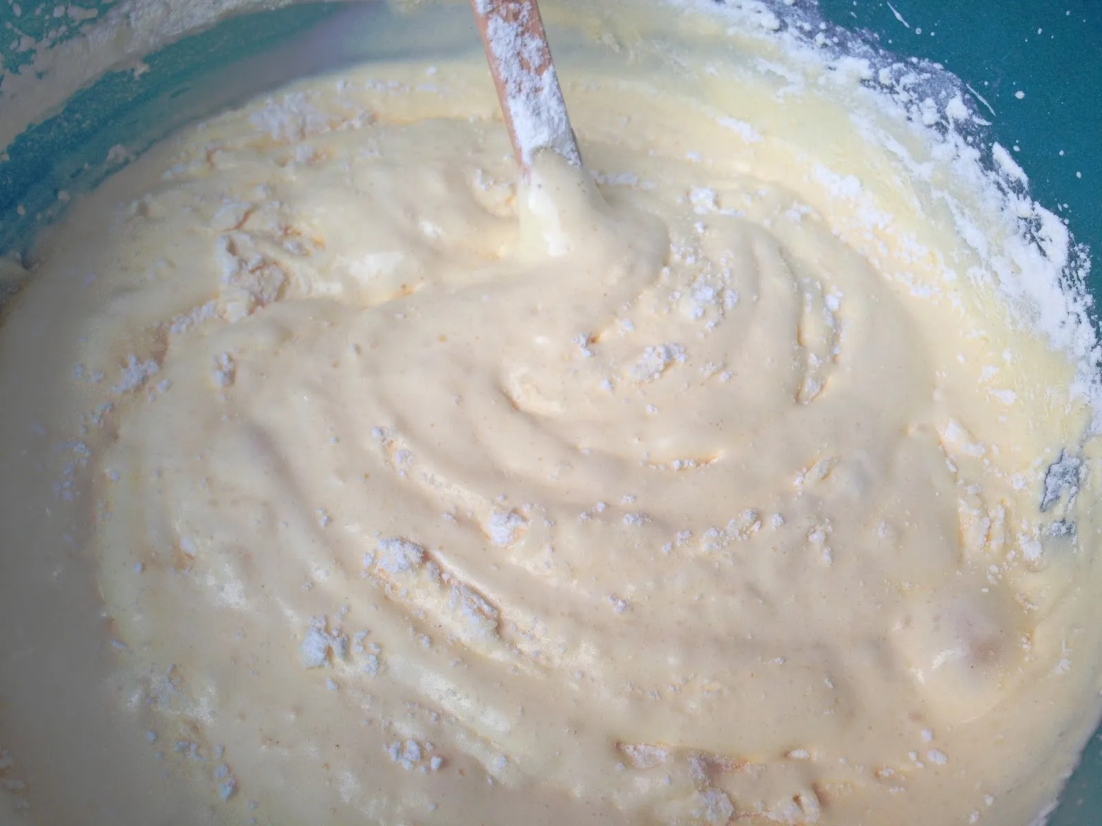 Verteilen der Himbeer-Joghurt-Creme auf dem Biskuitboden in der Springform für die Yogurette Torte