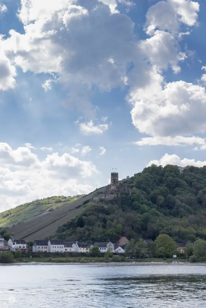 Vertikale Aufnahme der imposanten Ruine Burg Fürstenberg vor bewölktem Himmel