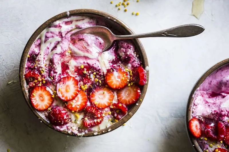 Very Berry Smoothie Bowl mit Cashewmus und frischen Beeren als nahrhaftes Frühstück