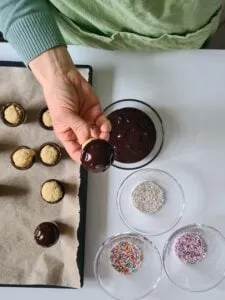 Verzierte Waffelbecher-Kuchen werden glasiert