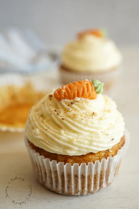 Verzierter Karottenmuffin mit Marzipan-Möhre