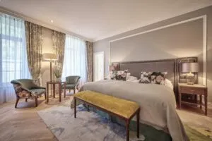 Victoria Jungfrau Grand Hotel & Spa mit Blick auf die Dächer von Interlaken