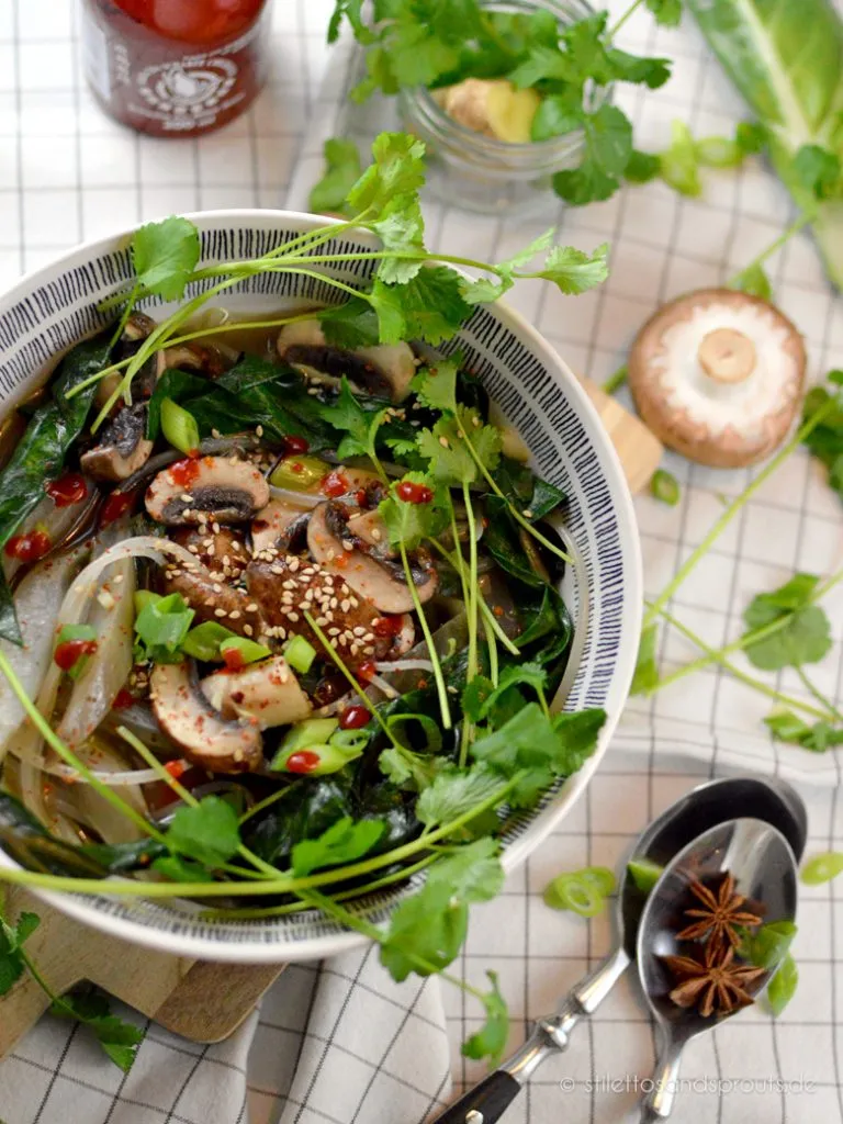 Viel Gemüse und frische Kräuter kommen in die asiatsche Nudelsuppe