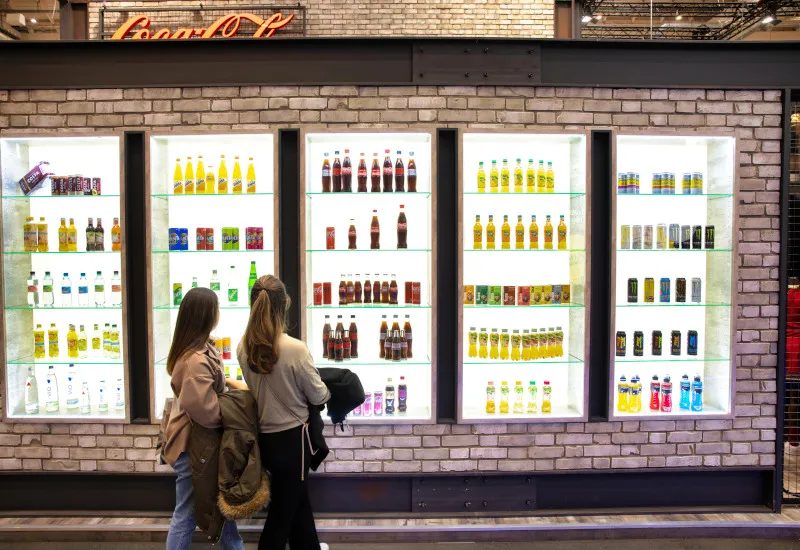 Vielfältige Coca-Cola Verpackungen als nachhaltige Alternativen im deutschen Handel