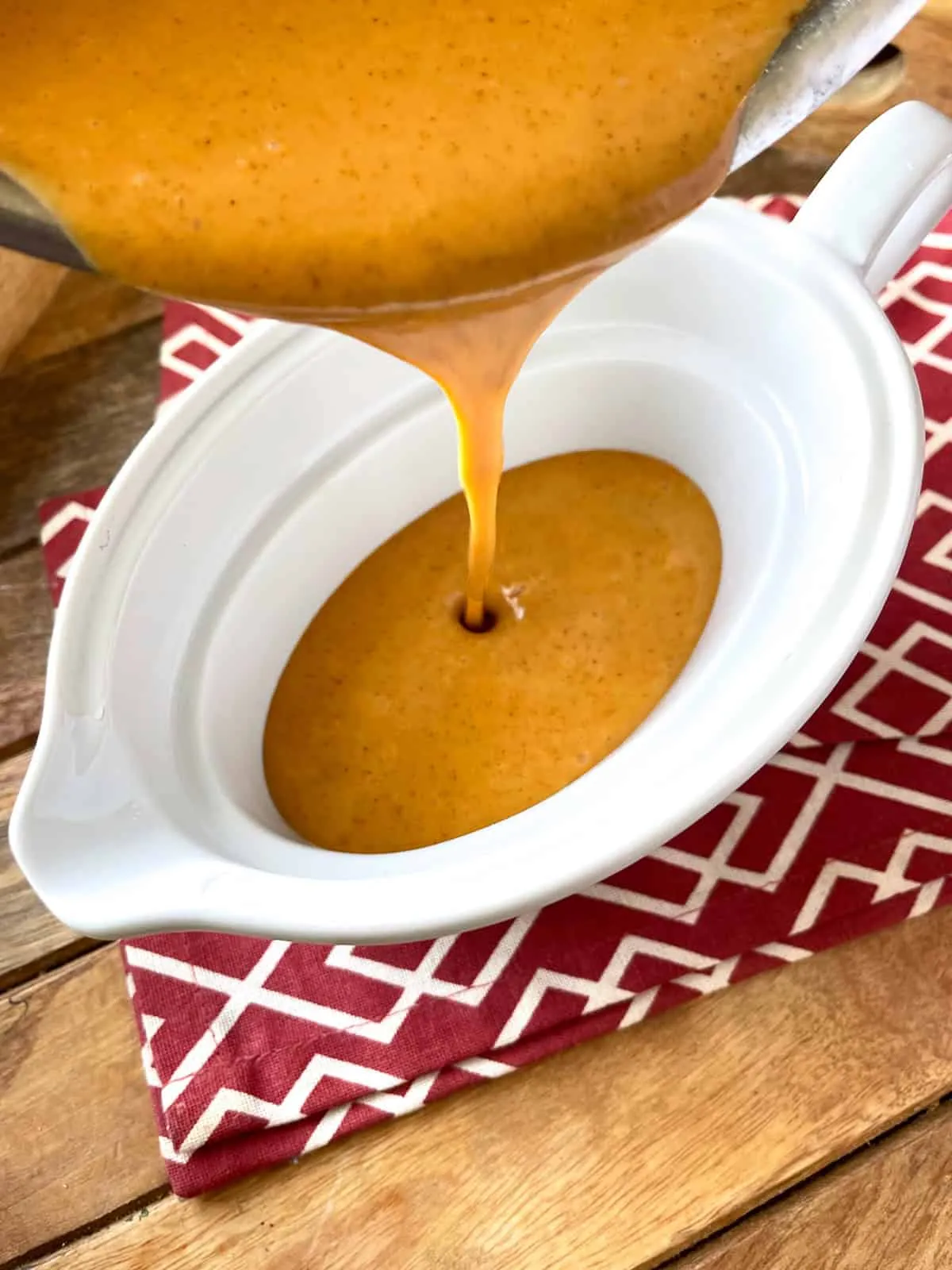 Vielfältige frische Zutaten für eine hausgemachte Rahmsoße