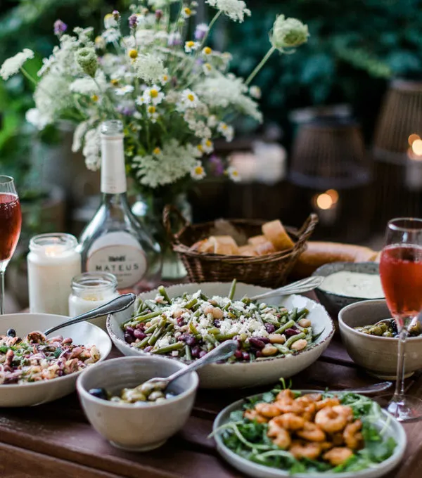 Vielfältige Tapas-Auswahl mit Meeresfrüchtesalat und Bohnensalat, perfekt für einen geselligen Partyabend mit Freunden