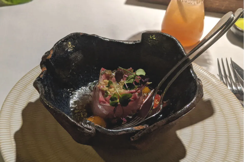 Vielfältige Vorspeisen wie Sushi und Salate auf einem großen Tisch im Amazonico London