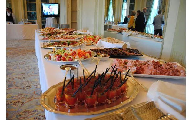 Vielfältiges Buffet mit internationalen Spezialitäten