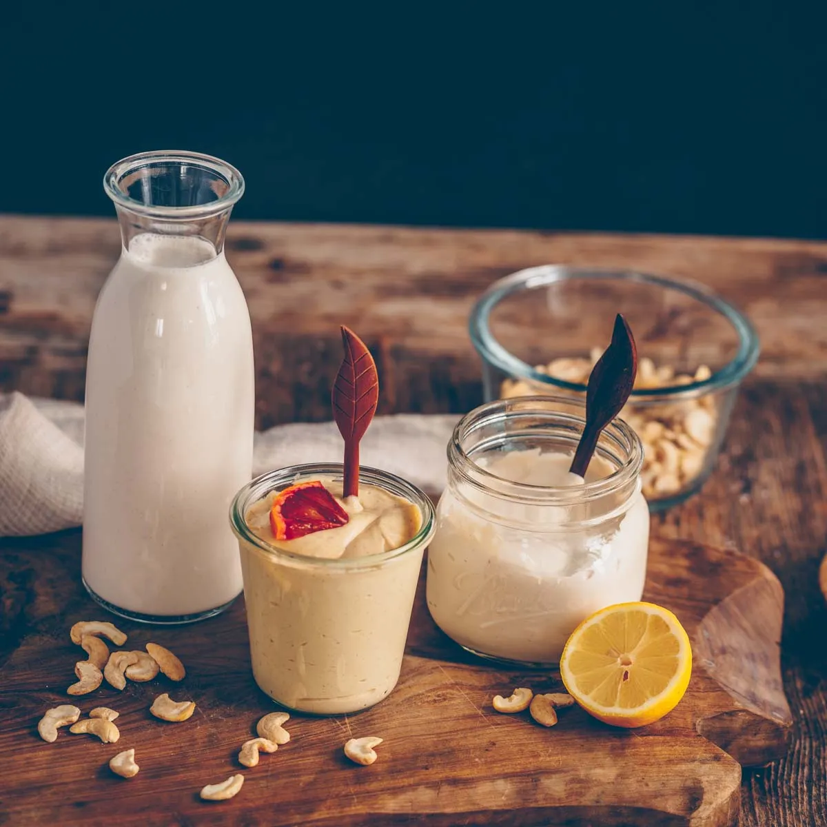 Vielseitige Grundrezepte mit Cashews: Cashewmilch, süße Creme und veganer Sauerrahm.