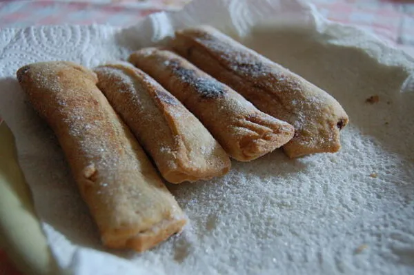 Vier Casadielles auf einem Küchentuch.