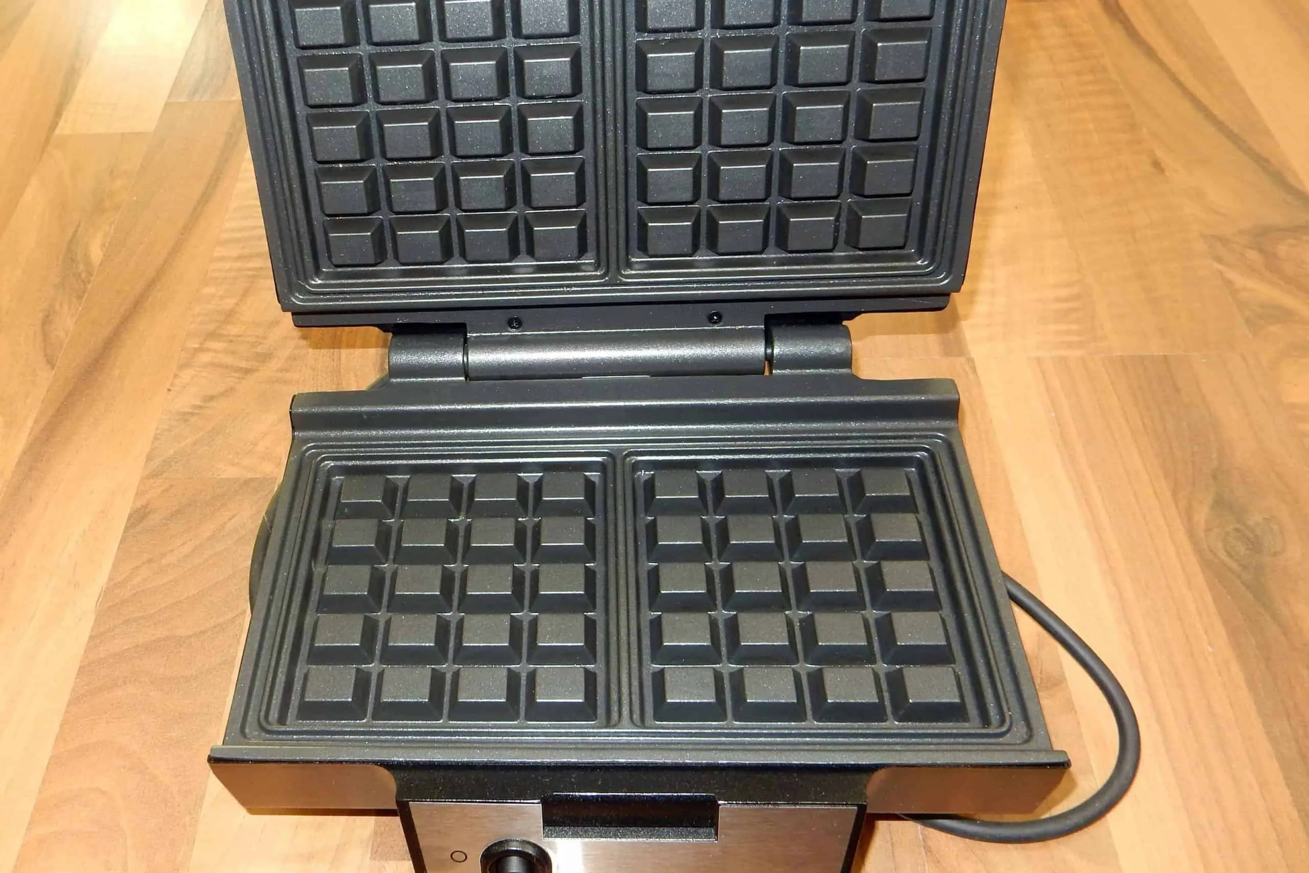 Vier kleine quadratische Waffeln, die dicht beieinander liegen