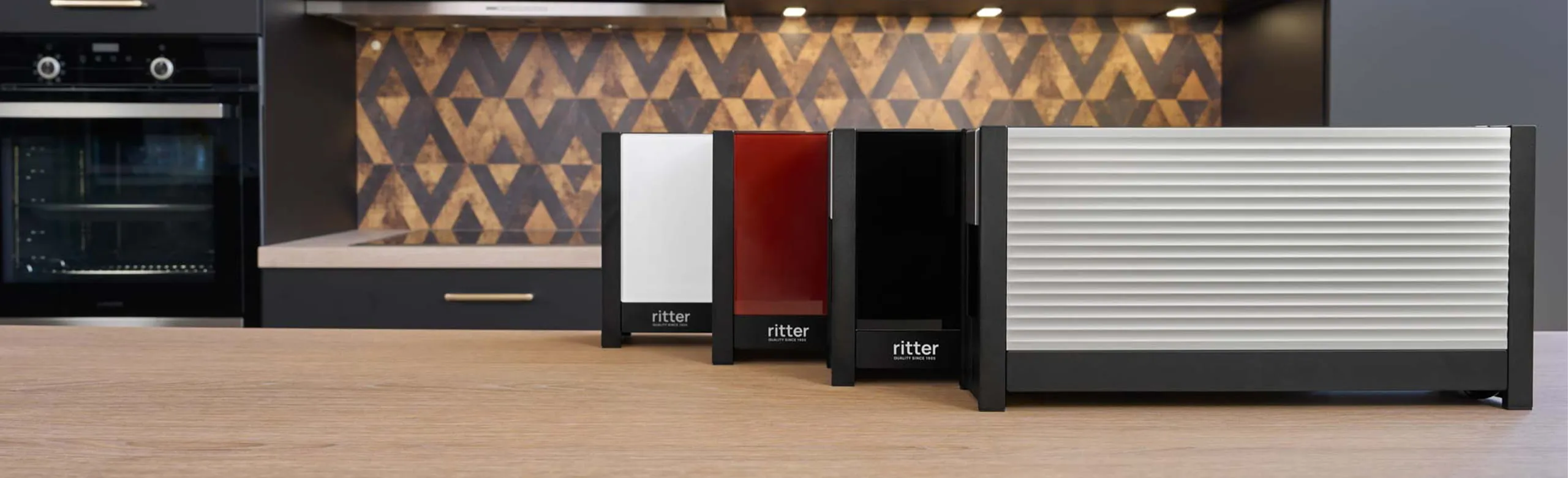 Vier ritterwerk Langschlitztoaster mit Glas- und Aluminiumfronten in verschiedenen Farben in einer modernen Küche