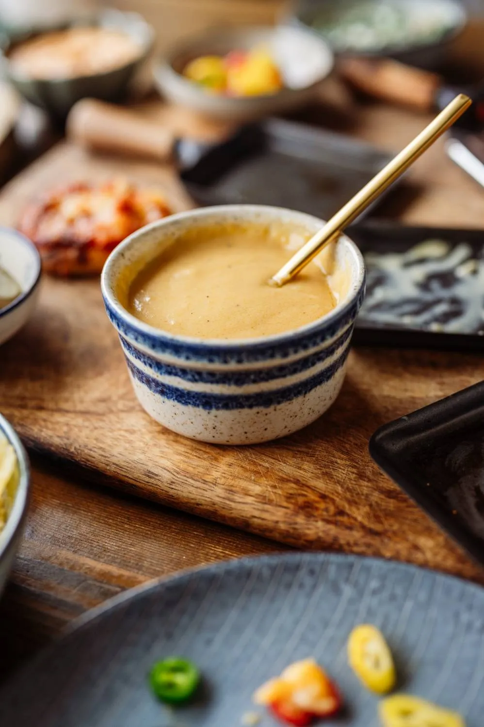 Vier verschiedene Raclette-Saucen in Glasschälchen