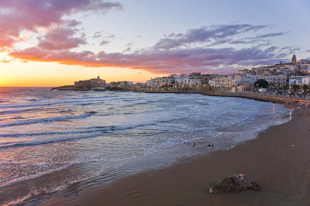 Vieste an der Küste Apuliens im Winter, ein idyllisches Reiseziel in Südeuropa