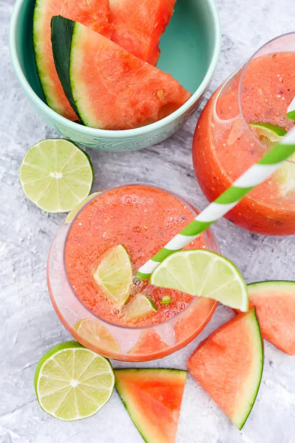 Virgin Melon Cocktail mit Melone und Limette mit Strohhalm im Glas