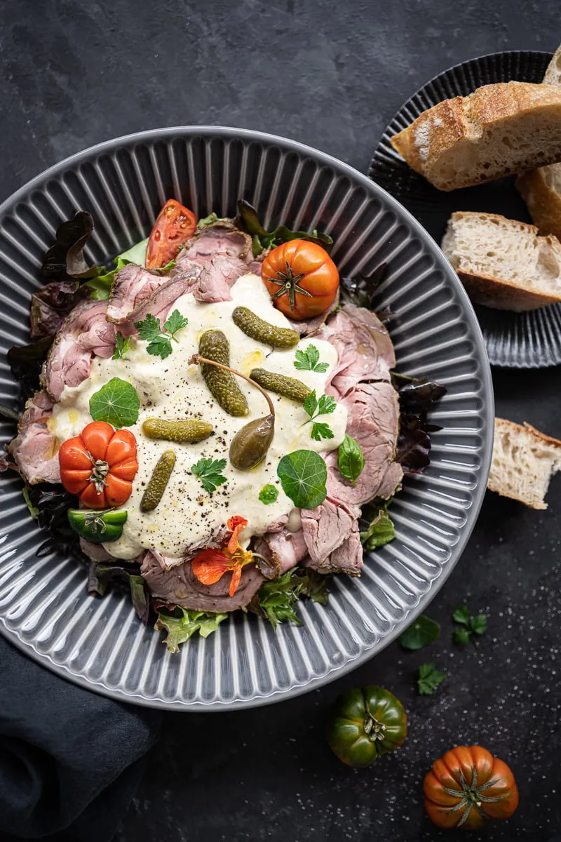 Vitello Trotato mit geräucherter Forelle und zartem Kalbsrücken, eine regionale Vorspeise