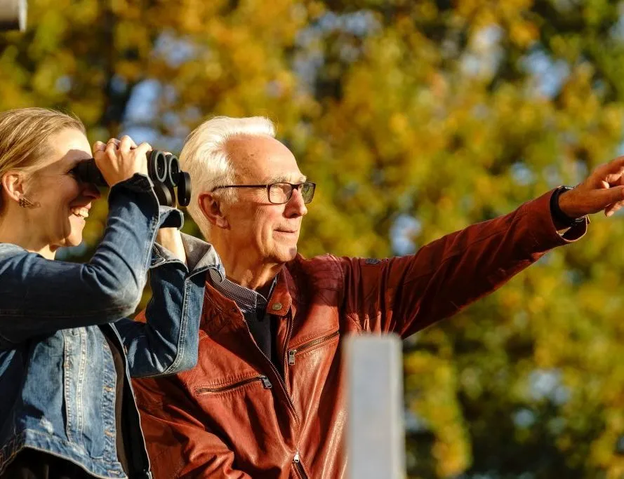 Vogelbeobachtung aus dem Baumhaus mit Fernglas