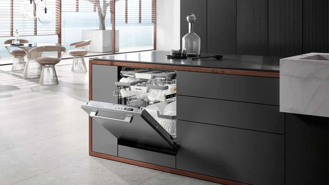 Vollintegrierter Miele G 7160 SCVi AutoDos Geschirrspüler in einer dunklen Kochinsel, mit offener Tür
