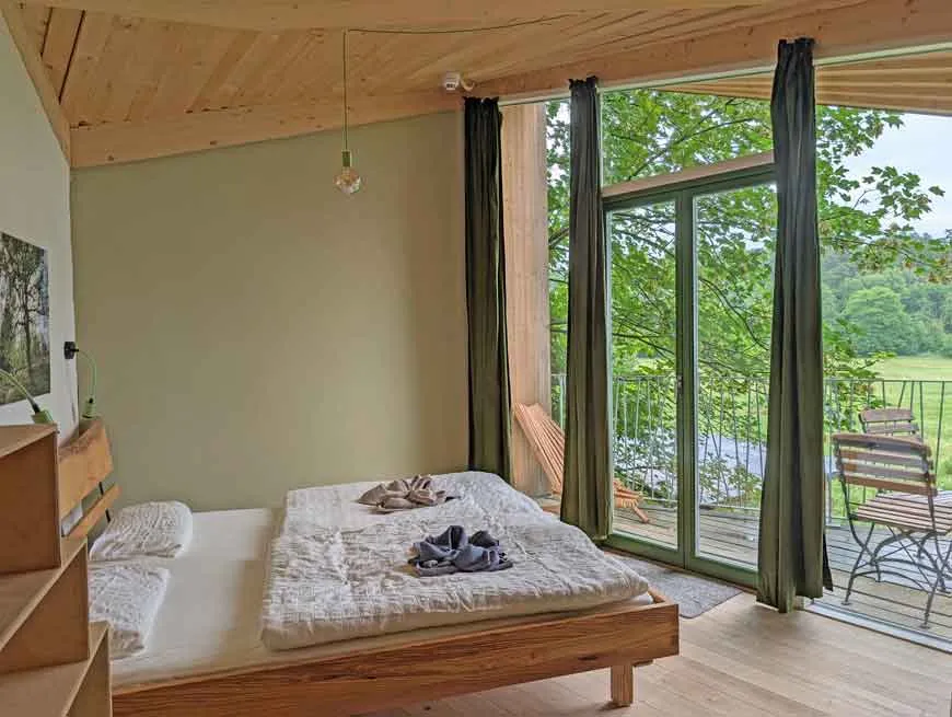 Von außen sichtbares, modernes Baumhaus im Grünen