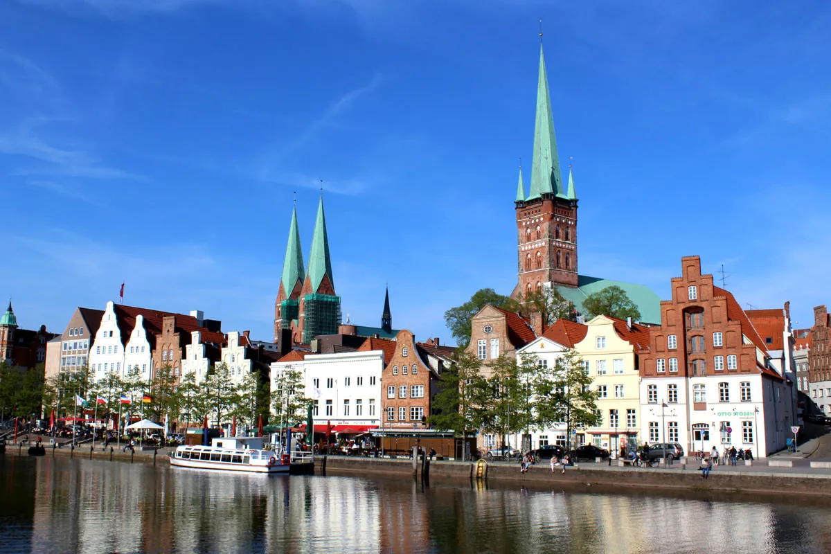 Von der Trave eröffnet sich ein schöner Blick auf die 