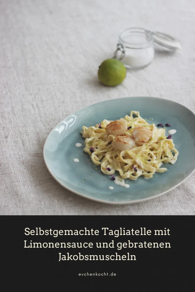 Von oben: Eine reichhaltige Portion Tagliatelle mit Jakobsmuscheln und cremiger Limettensauce, ein Fest für die Sinne.