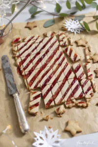 Vorbacken der Teigplatte mit Johannisbeergelee