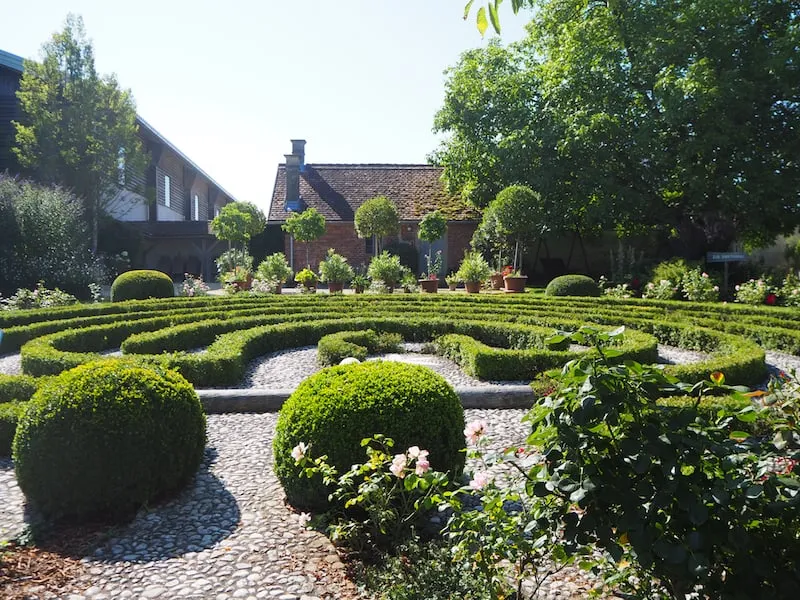 Vorbei an solch charmanten Details wie dem Labyrinthgarten …