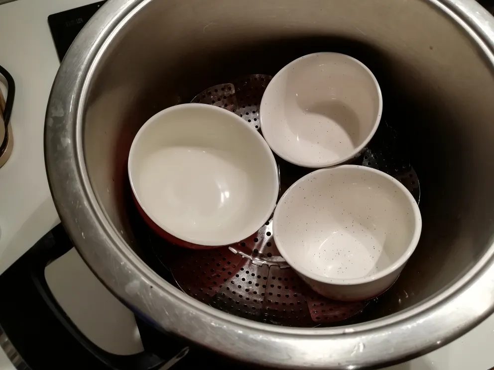 Vorbereitete Botanicals und Schälchen im Dampfeinsatz für die Destillation von alkoholfreiem Gin