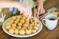 Vorbereitete Cake-Pop-Kugeln auf einem Teller, aus Kuchenresten geformt und bereit für den Gefrierschrank.