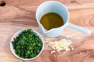 Vorbereitete Kräuter und Olivenöl in einer Schale