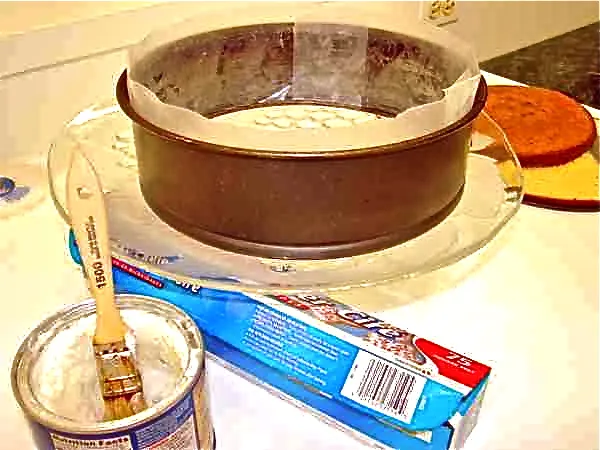 Vorbereiteter Tortenring mit Wachspapierstreifen