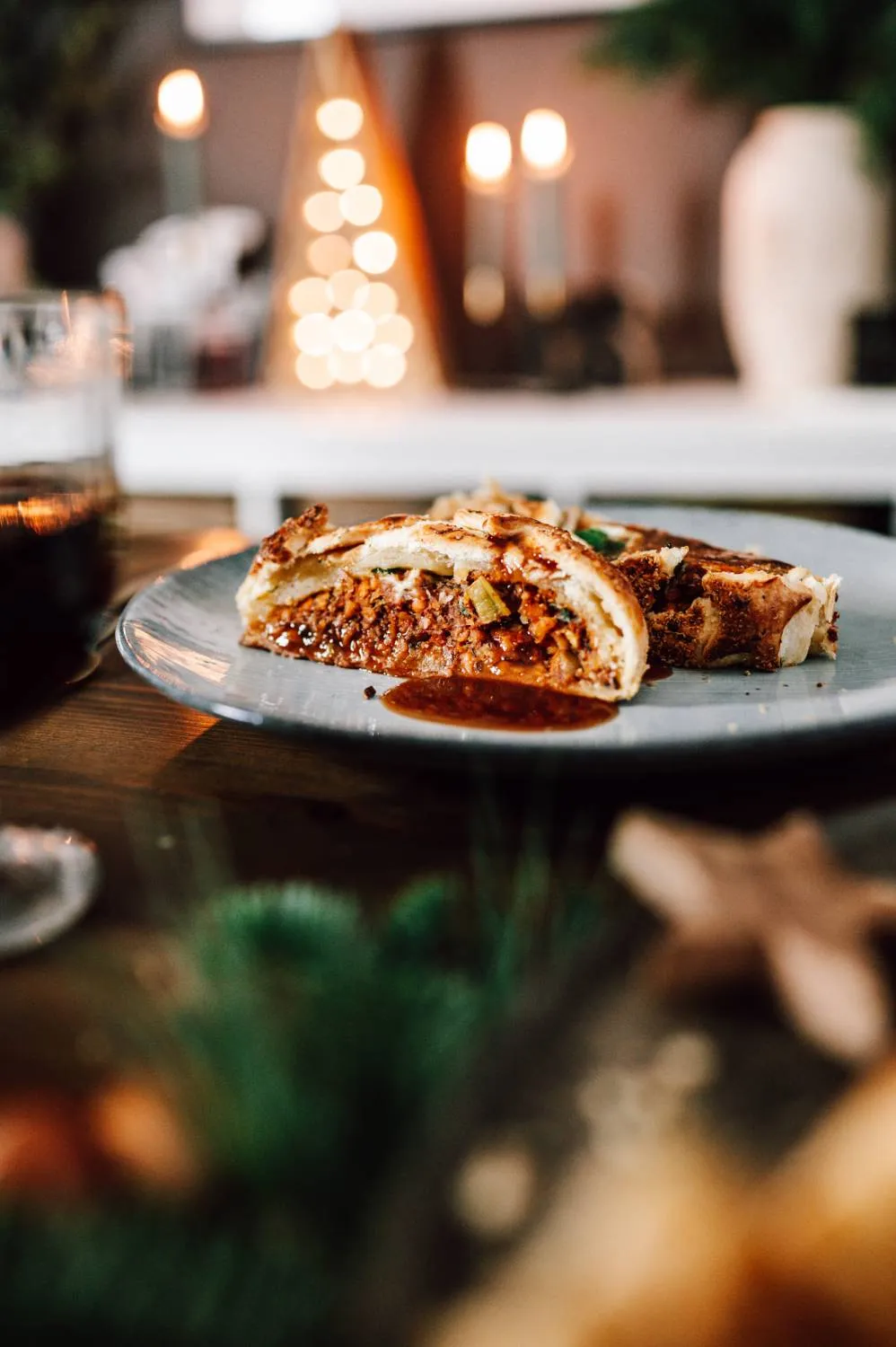 Vorbereiteter Veggie Wellington vor dem Backen, mit Sternen dekoriert