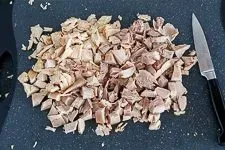 Vorbereitetes Hähnchenfleisch für das schnelle Hühnerfrikassee Rezept