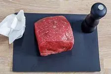 Vorbereitetes Rinderbratenstück, gesalzen