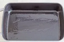 Vorbereitung der Auflaufform für Lachs mit Spinat