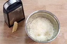 Vorbereitung der Zutaten für das Lasagne Rezept, inklusive geriebenem Parmesan.