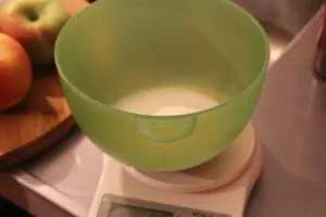 Vorbereitung der Zutaten für den Apfelkuchen aus der Pfanne