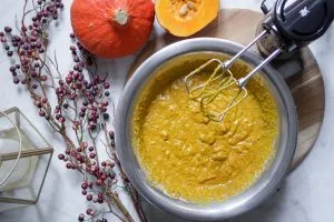 Vorbereitung des veganen Kürbiskuchens
